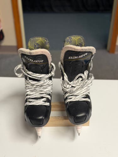 2024 Bauer Supreme M40 Hockey Skates 6 (Used)