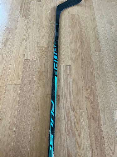 Senior Bauer Pulse Right Handed Hockey Stick P28 77 Flex (New)