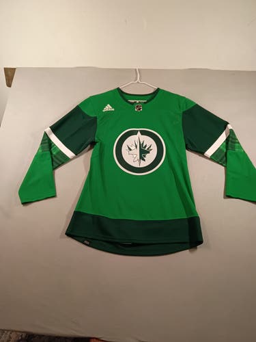Adidas Winnepeg jets St. Patrick's day hockey jersey NWT has fight strap size 42