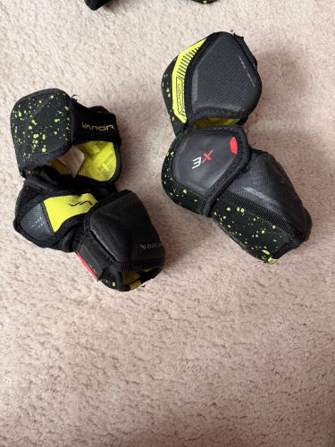 Junior Medium Bauer Vapor 3X Elbow Pads (Used)