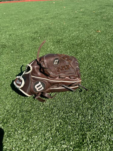 Pitcher's RH Wilson A800 Baseball Glove 12.5" (Used)