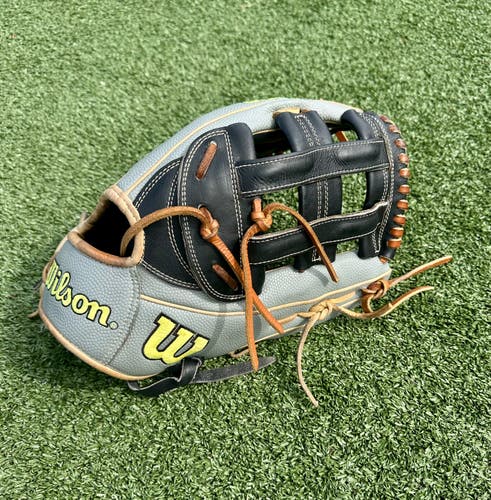 Outfield RH Wilson A2000 1799 Baseball Glove 12.75" (Used)