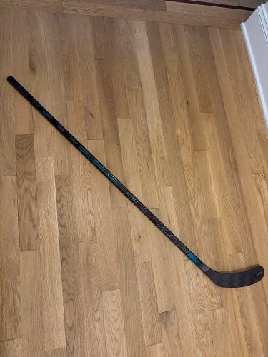 Intermediate CCM Vizion Right Handed Hockey Stick P29+1/4 55 Flex (New)