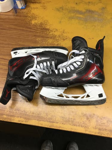 CCM Used FT890 Intermediate Skate w/extra Blades