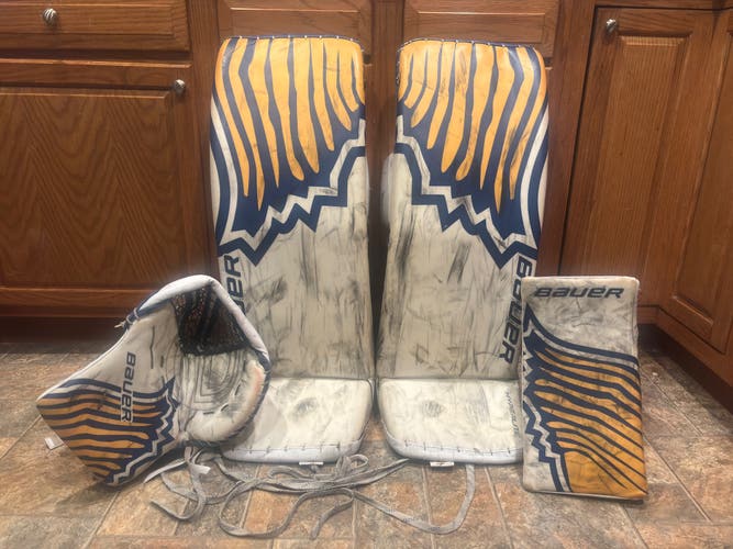 Bauer Vapor Hyperlite Senior Goalie Set – Size Large.