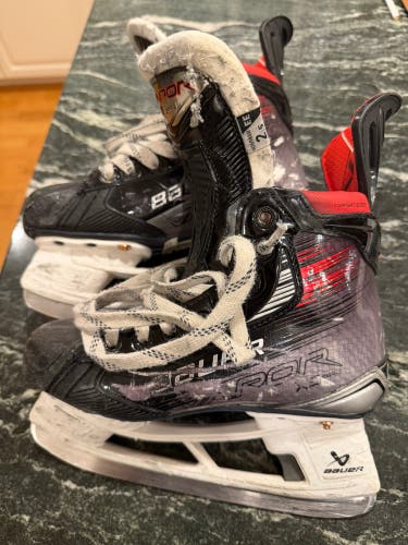 2023 Bauer Vapor X5 Pro Hockey Skates Extra Wide Width Size 2.5 (Used)
