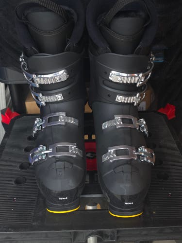 NEW - Atomic Hawx Magna R Ski Boots - Soft Flex - Mondo 30 & 30.5