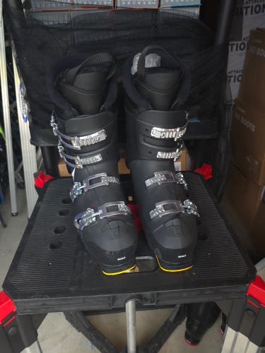 NEW - Atomic Hawx Magna R Ski Boots - Soft Flex - Mondo 30/30.5