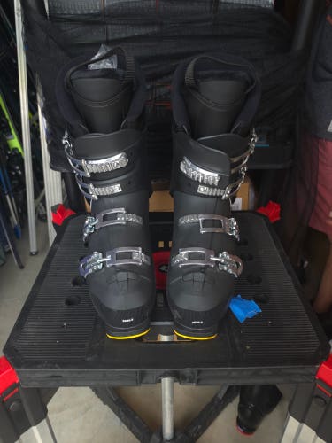 NEW - Atomic Hawx Magna R Ski Boots - Soft Flex - Mondo 30/30.5