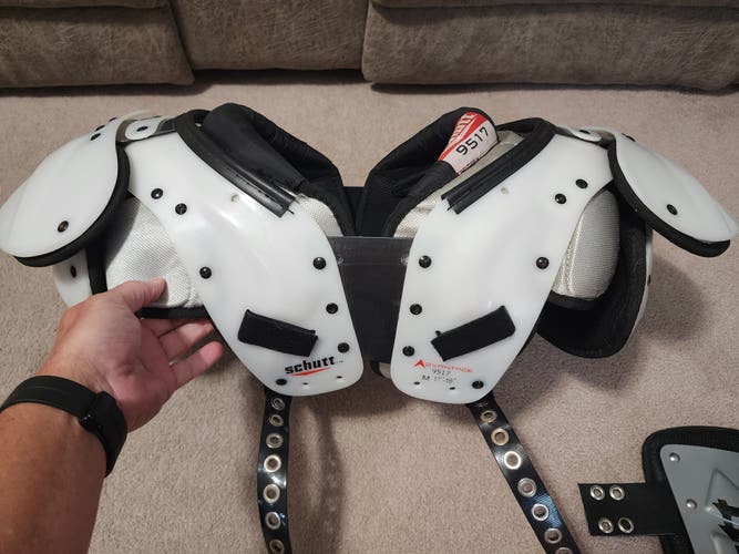 Schutt Advantage 9517 M 17-18" Football Shoulder Pads & Rib Pad