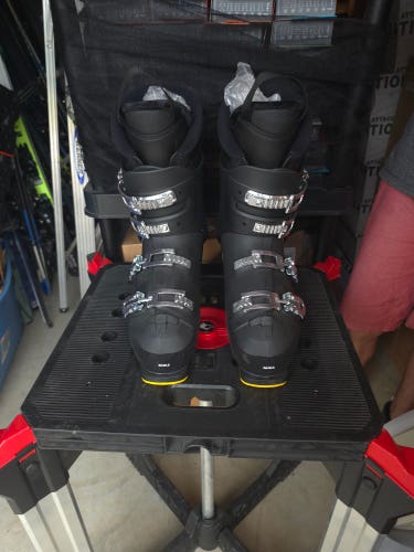 NEW Atomic Hawx Magna R Ski Boots - Soft Flex - Mondo 30/30.5