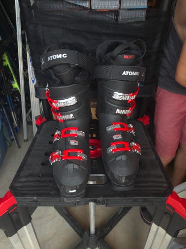 USED - Atomic Hawx Magna R100 Ski Boots - Medium Flex - Mondo 30/30.5