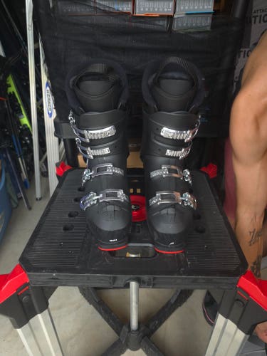 NEW - Hawx Magna R Ski Boots - Soft Flex - Mondo 29/29.5