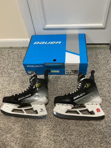 Bauer Vapor Hyperlite 2 Hockey Skates - SENIOR - 10.5 / Fit 2 / Fly-Ti (Used)