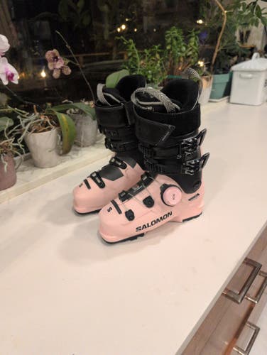 Mondo 24 & 24.5 Women's Salomon All Mountain S pro 105 boa Ski Boots Medium Flex (Used)