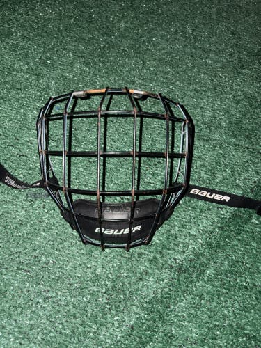 Medium Bauer M11 Helmet (Used)