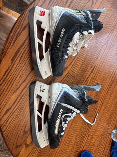 2023 Bauer Vapor Hyperlite 2 Hockey Skates Regular Width 8 (Used)