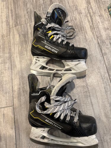 Black 2024 Bauer Supreme M40 Hockey Skates Size 2.5 (Used)