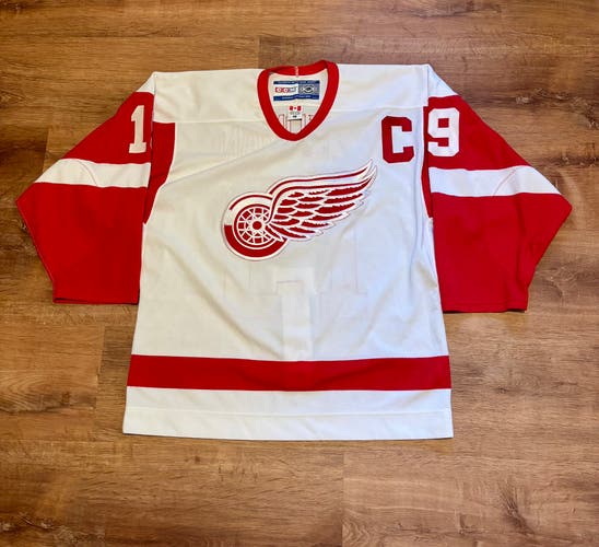 CCM 6100 Steve Yzerman Detroit Red Wings Jersey Signed MiC Authentic (48)