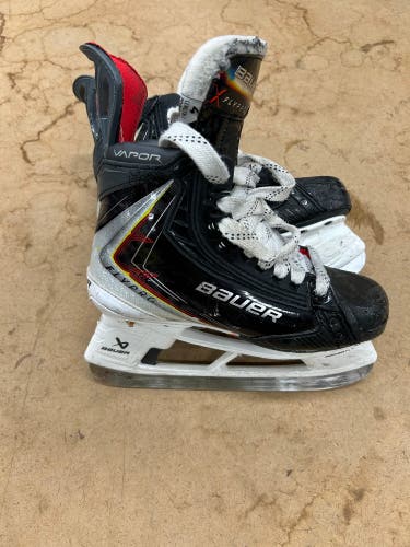 2025 Bauer Vapor Flypro Hockey Skates Size 4 (Used)