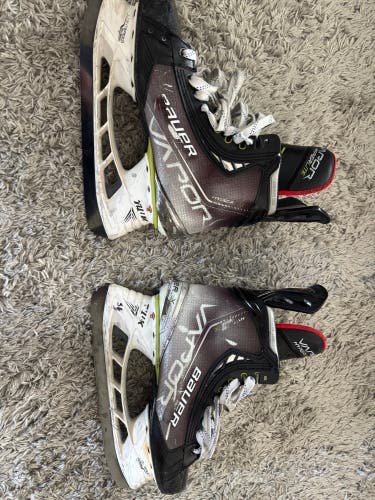 2021 Bauer Vapor Hyperlite Hockey Skates Regular Width 7.5 (Used)
