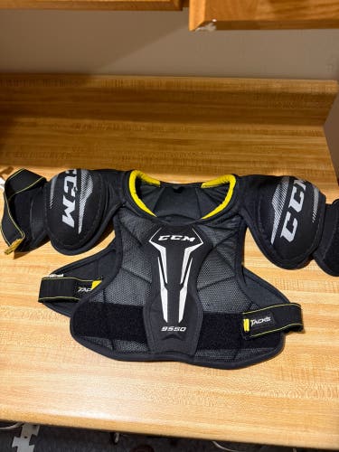 Medium Junior CCM Tacks 9550 Shoulder Pads (Used)