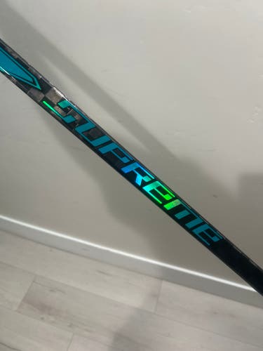 Senior Bauer Right Handed Hockey Stick Mid Pattern 77 Flex (Used) like new