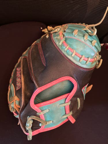 2025 Wilson A2000 RH Catcher's Baseball Glove 33" (Used)