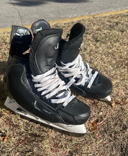 Black 2023 True SVH Pro Hockey Skates Wide Width Pro Stock 9 (Used)