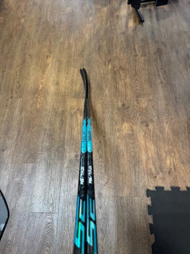Senior Bauer Pulse Right Handed Hockey Stick P28 77 Flex (New)