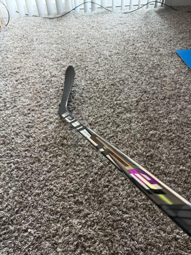 Intermediate Bauer Pulse 2 Right Handed Hockey Stick P28 65 Flex (New)