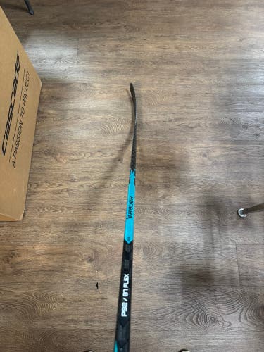 Senior Bauer Pulse Right Handed Hockey Stick P28 87 Flex (New)