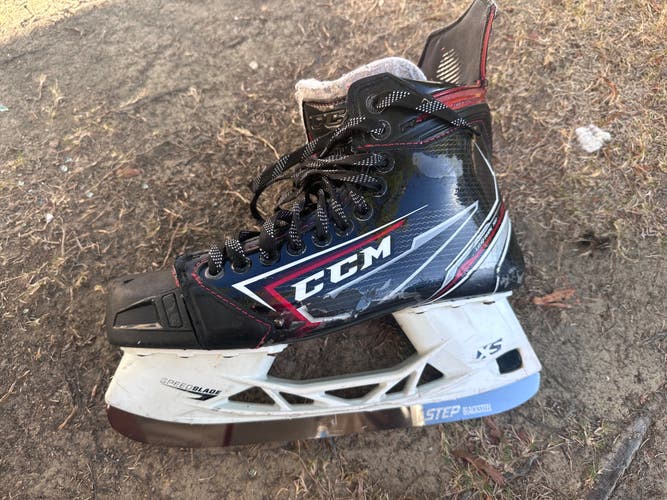 Black CCM JetSpeed FT490 Hockey Skates Extra Wide Width Pro Stock 9 (Used)