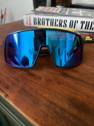 Unisex One Size Fits All Oakley Sutro Sunglasses (Used)
