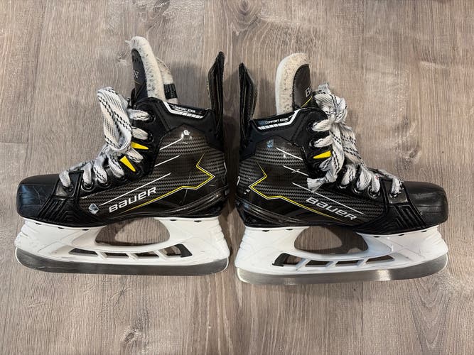 2024 Bauer Supreme M40 Hockey Skates Size 2 (Used)