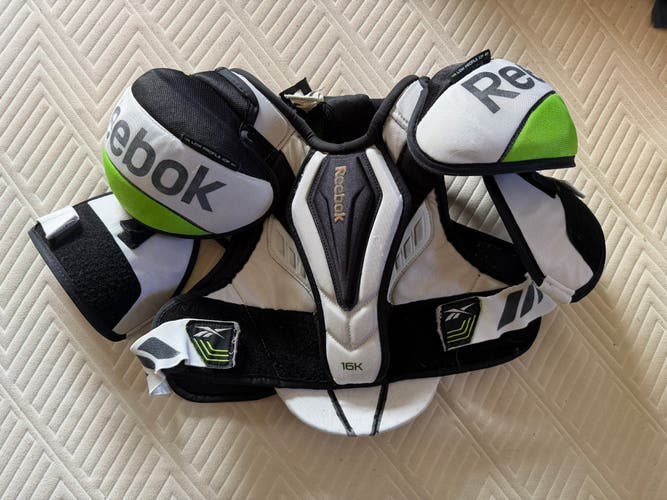 Men's Medium Senior Reebok 16K Shoulder Pads (Used)