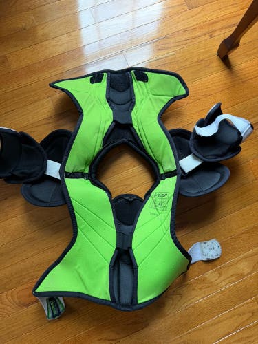 Medium Junior Bauer Supreme One80 Shoulder Pads (Used)