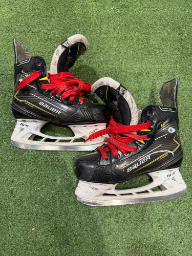 Junior Bauer Supreme M40 Hockey Skates Regular Width Size 3.5 (Used)