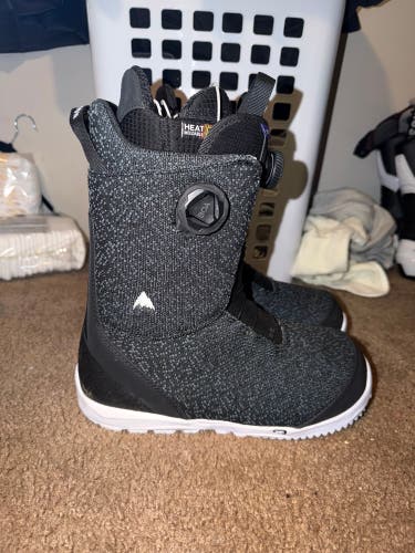 Size M 10.0 (W 11.0) Burton Swath Snowboard Boots Medium Flex (Used)