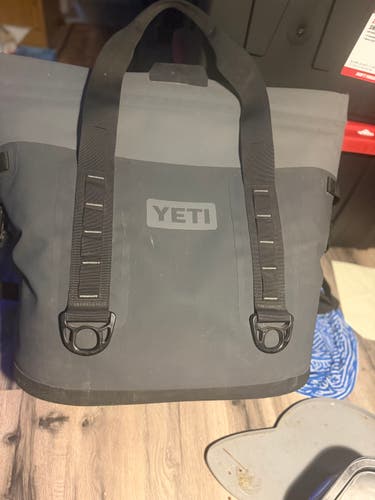 (Used) Yeti M30 cooler bag
