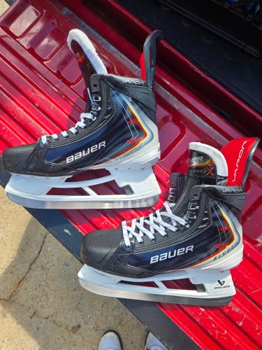 Black/White 2026 Bauer Vapor Flypro Hockey Skates Narrow Width 10.5 (Used)