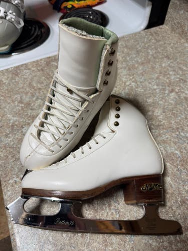 Size 3 1/2 Junior SP-TERI Figure Skates A Junior 3.5 (Used) John Wilson pattern 99 steel