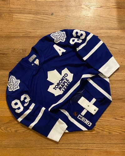 Vintage Toronto Maple Leafs Doug Gilmour hockey jersey
