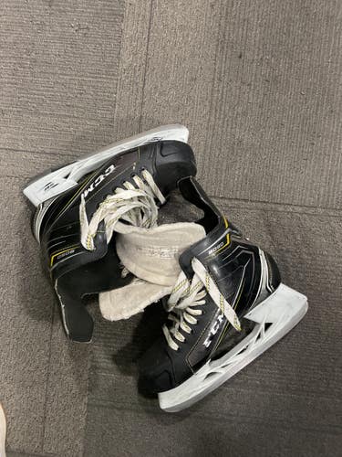 Used CCM TACKS 9050 Senior Hockey Skate Senior 9.5 11614-S000245709