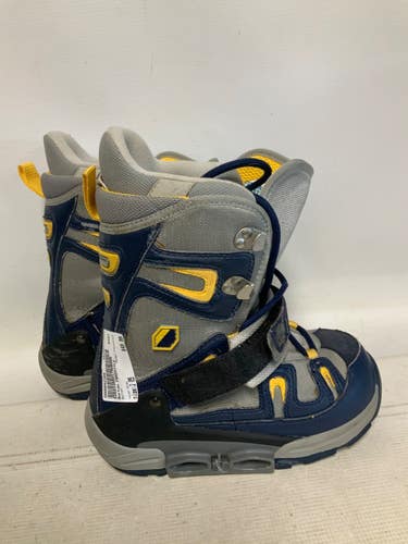 Used Burton FREESTYLE Boys Snowboard Boots Grey Junior 05 11823-S000042386