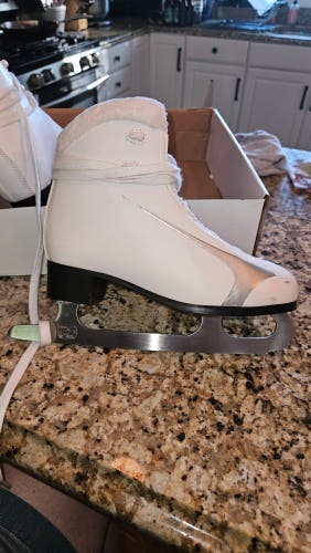 Winnwell Figure Skates Adult 4 (Used)