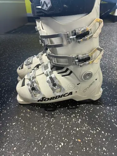 Mondo 23 & 23.5 Nordica Cruise Ski Boots (Used)