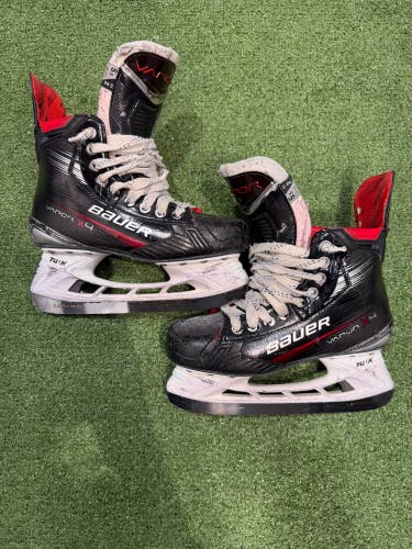Intermediate Bauer Vapor X4 Hockey Skates Size 5.5 (Used)