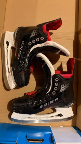 Black 2023 Bauer Vapor X4 Hockey Skates Size 5 (Used)