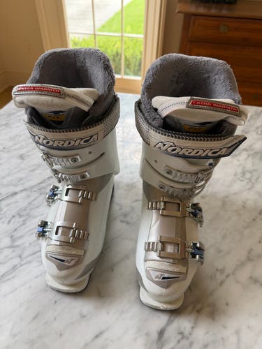 Mondo 25 & 25.5 Women's Nordica All Mountain Cruise 55 W Ski Boots (Used)